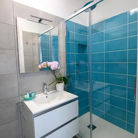 לינה וארוחת בוקר Marina House *