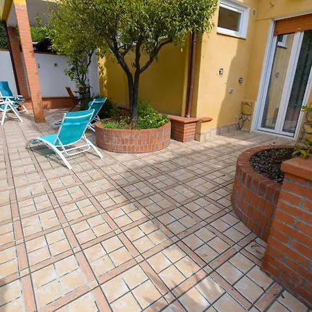 לינה וארוחת בוקר Marina House פורטו ארקולה
