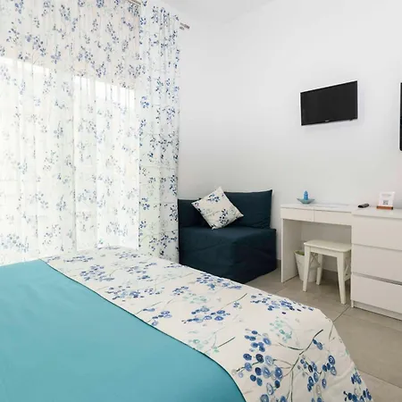 לינה וארוחת בוקר Marina House פורטו ארקולה